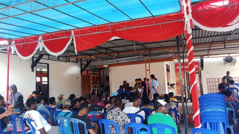 Warga sedang menerima bantuan Program Keluarga Harapan (PKH) dan sembako di Kantor Pos, Manokwari, Papua Barat, Rabu (26/2/2025).
