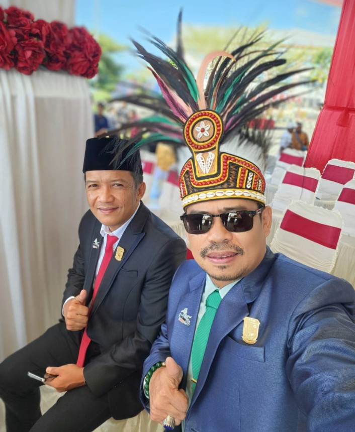 Anggota DPRP Papua Barat, H. Asri, ST (memakai mahkota), bergabung dalam Fraksi NasDem Bersatu.  