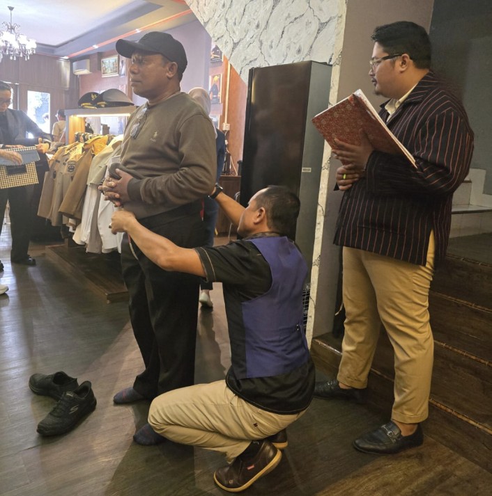 Wakil Bupati Teluk Bintuni, Joko Lingara, mengukur pakaian untuk pelantikan.