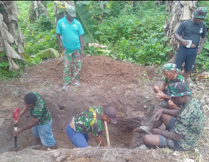 Satgas TMMD ke-123 Kodim 1806/Teluk Bintuni bersama warga membangun fasilitas Mandi, Cuci, Kakus (MCK) di Kampung Riendo, Distrik Farfurwar, pada Jumat (21/2/2025).  
