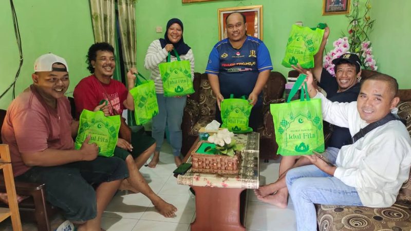 Tampak senyum sumringah para wartawan saat menerima bingkisan lebaran dari Wagiman (kaos biru), anggota DPRK Teluk Bintuni periode 2024–2029, di kediamannya di Komplek Nusantara, Sabtu (29/3).  