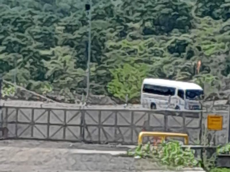 Foto: Suasana portal di jalur akses antara Pelabuhan Benete dan Akses Road AMNT. Portal ini terletak tepat di pintu keluar Pelabuhan UPP Kelas II Benete.  