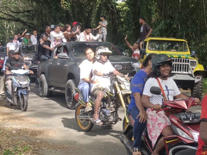 Dari atas kendaraan HiLux hitam, Bupati dan Wakil Bupati Teluk Bintuni menyapa warga dengan hangat pada Selasa (4/3).  