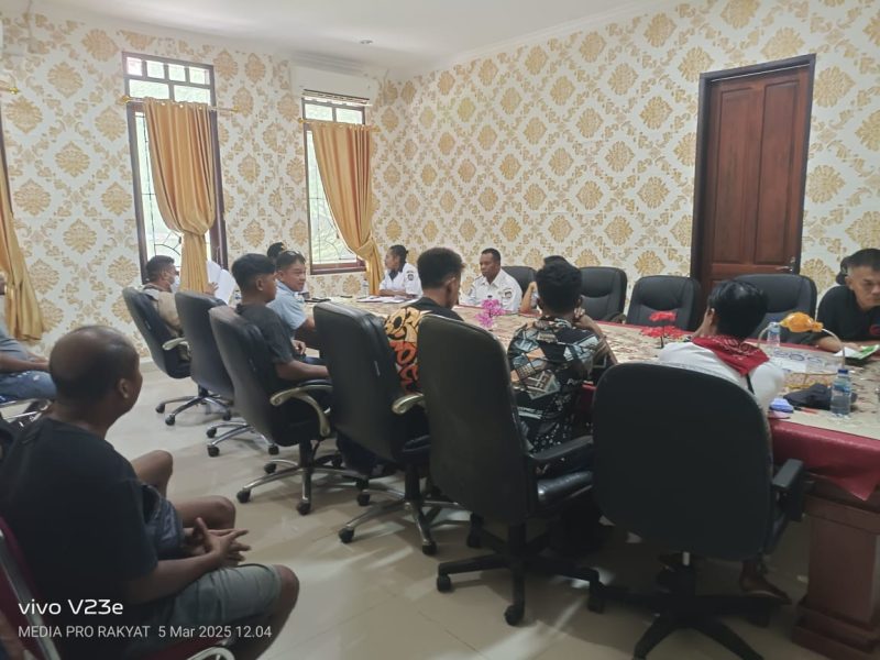 Dinas Transmigrasi dan Tenaga Kerja Kabupaten Teluk Bintuni, bersama pihak PT Paradiso dan karyawannya, mengadakan mediasi pada Rabu (5/3/2025).  