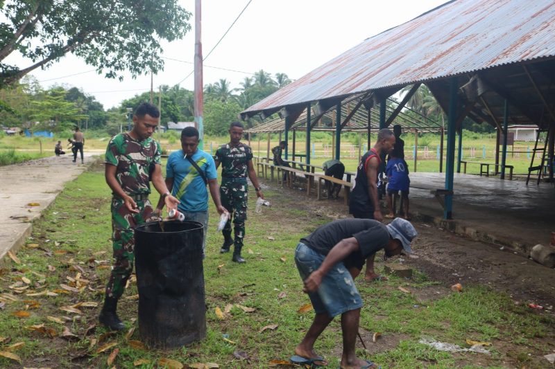 Pada hari Jumat, 7 Maret 2025, anggota Kodim 1806 Teluk Bintuni bersama masyarakat Distrik Fafurwar melaksanakan kegiatan pembersihan di Aula Kampung Fafurwar, Distrik Fafurwar, Kabupaten Teluk Bintuni, Provinsi Papua Barat.  