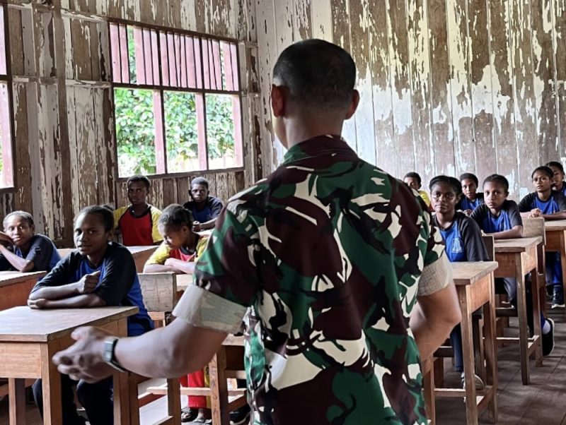 Satgas TMMD Ke-123 Kodim 1806/Teluk Bintuni Gelar Penyuluhan UMKM dan Wawasan Kebangsaan di SMP N 02 Farfurwar