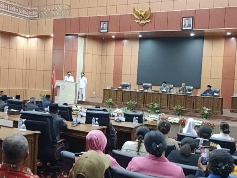 Bupati Teluk Bintuni, Yohanis Manibuy, menyampaikan pidato perdananya didampingi Wakil Bupati Joko Lingara. Keduanya mengenakan pakaian kebesaran berwarna putih dalam rapat paripurna di Gedung DPRK Teluk Bintuni pada Jumat (7/3/2025).  
