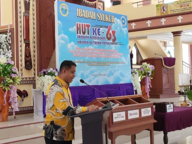 Bupati Teluk Bintuni, Yohanis Manibuy, S.E., M.H., saat menyampaikan sambutan dalam Ibadah Syukur HUT ke-63 YPK di Bintuni, Sabtu (8/3/2025).  