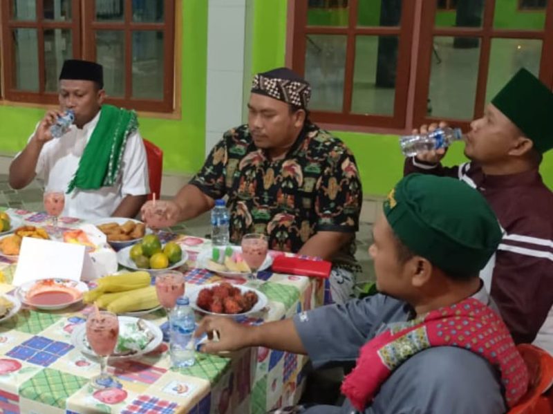 Wabup Teluk Bintuni, Joko Lingara (kanan), didampingi Anggota DPRK Teluk Bintuni dari Fraksi PPP, Wagiman, saat berbuka puasa pada Sabtu malam (8/3/2025).  