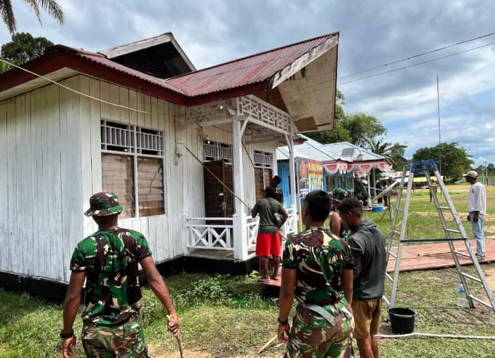 Satgas TMMD Ke-123 Lakukan Pengecatan Posko di Distrik Farfurwar, Teluk Bintuni