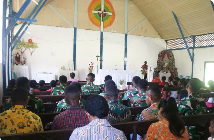Satgas TMMD Ke-123 dan Warga Farfurwar Laksanakan Ibadah Bersama di Gereja Santo Paulus