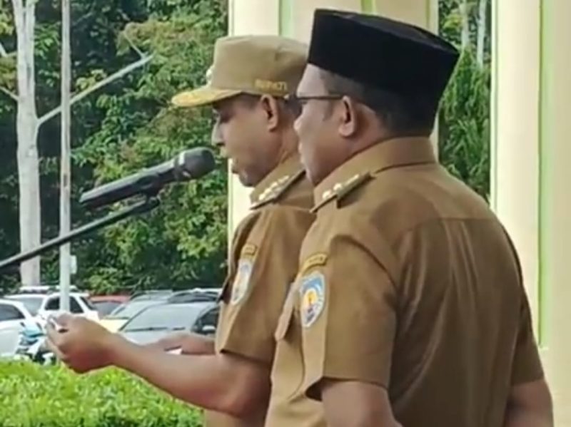 Bupati Teluk Bintuni, didampingi Wakil Bupati, menyampaikan pesan kepada ASN dan tenaga honorer di lingkungan Pemda Teluk Bintuni pada Senin (10/3).  