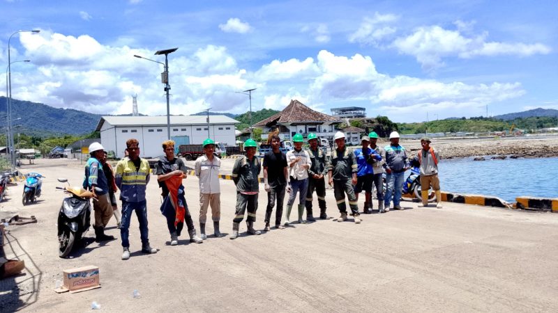 Foto : Puluhan Tenaga Kerja Bongkar Muat  (TKBM) lokal memblokir aktifitas Crane milik PT.ASSA, Perusahaan yang ditunjuk AMNT memonopoli kegiatan bongkar muat dipelabuhan Benete.