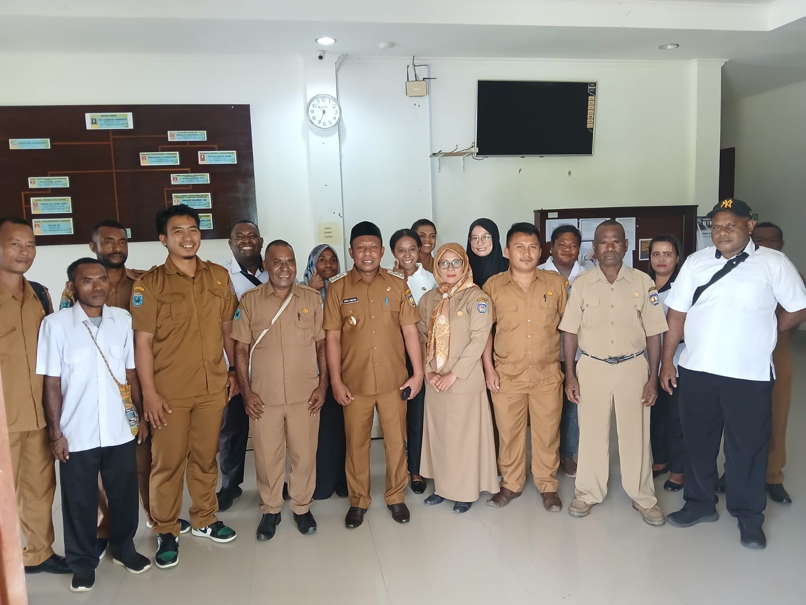 Wakil Bupati Teluk Bupati Foto bersama dengan Asn dan honorer dinas Sosial