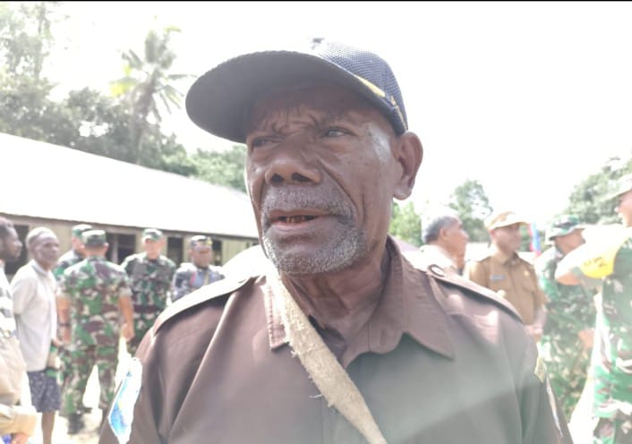Ketua Lembaga Masyarakat Adat (LMA) 7 Suku, Marten Wersin, mewakili seluruh masyarakat adat di Tanah Sisar Matiti, menyampaikan apresiasi dan ucapan terima kasih atas pelaksanaan TNI Manunggal Membangun Desa (TMMD) ke-123 oleh Kodim 1806/Teluk Bintuni di Distrik Fafurwar, Kabupaten Teluk Bintuni, pada Selasa (11/3/2025).  