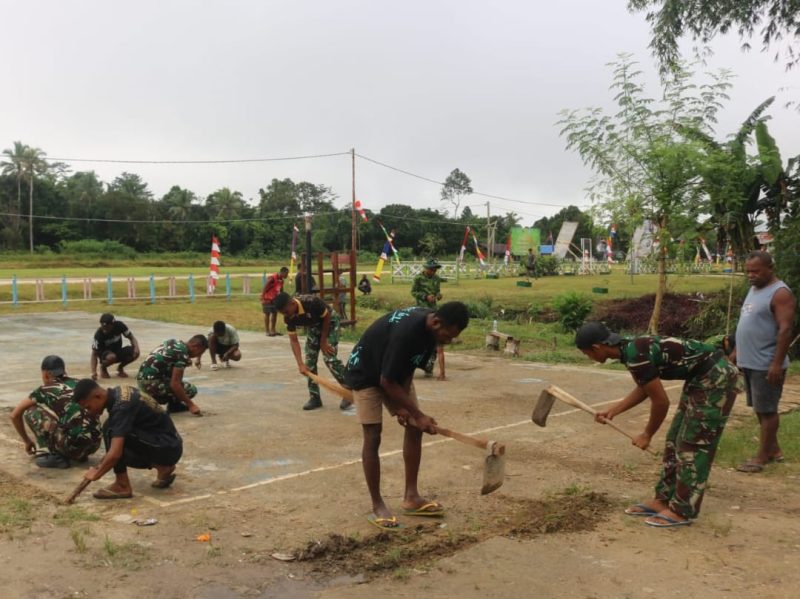 Satgas TMMD Ke-123 Kodim 1806/Teluk Bintuni Gelar Karya Bakti, Cat Lapangan Voli di Distrik Farfurwar