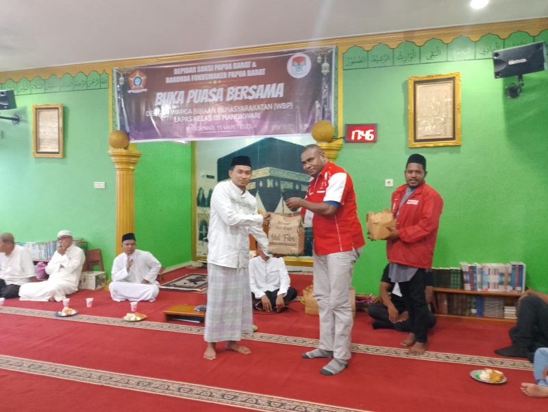Wakil Ketua Depidar SOKSI Papua Barat, Alex Dedaida, saat menyerahkan bingkisan di Lapas Kelas IIB Manokwari.  