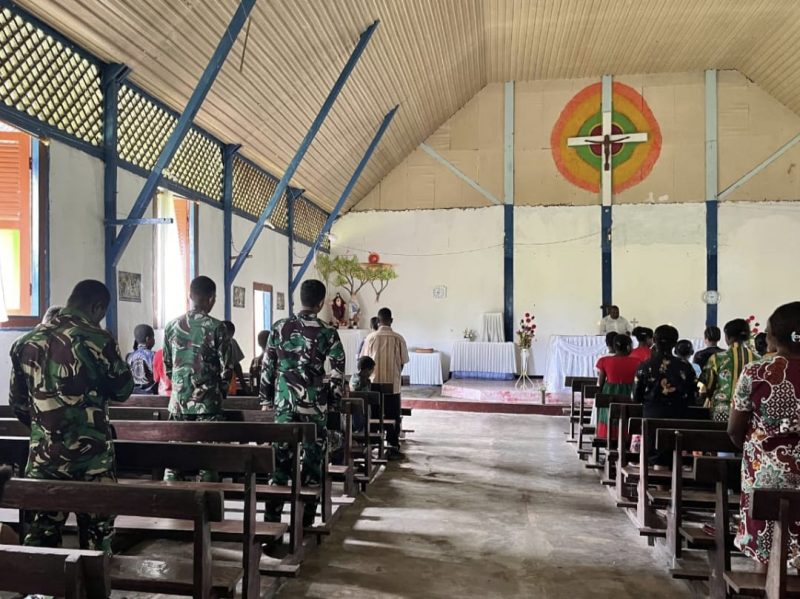 Satgas TMMD Ke-123 Kodim 1806/Teluk Bintuni Ikuti Ibadah Minggu Bersama Warga di Distrik Farfurwar