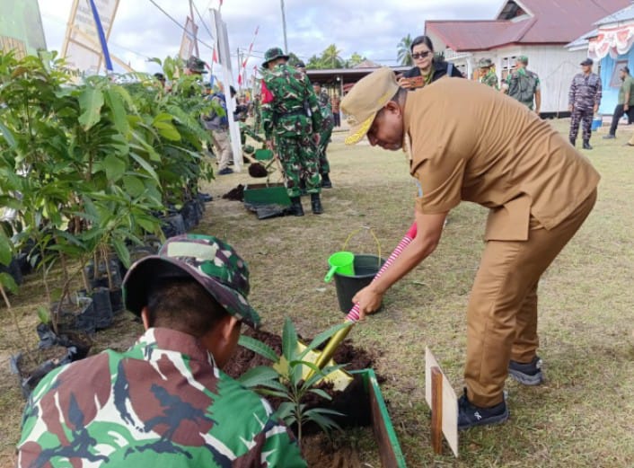Bupati Teluk Bintuni, Yohanis Manibuy, SE, MH, meninjau langsung kegiatan TMMD ke-123 di Distrik Fafurwar pada 11 Maret 2025. Dalam kesempatan tersebut, ia bersama Panglima Komando Daerah Militer (Pangdam) XVIII/Kasuari, Mayor Jenderal (Mayjen) TNI Jimmy Ramoz Manalu, turut serta dalam kegiatan penanaman pohon.