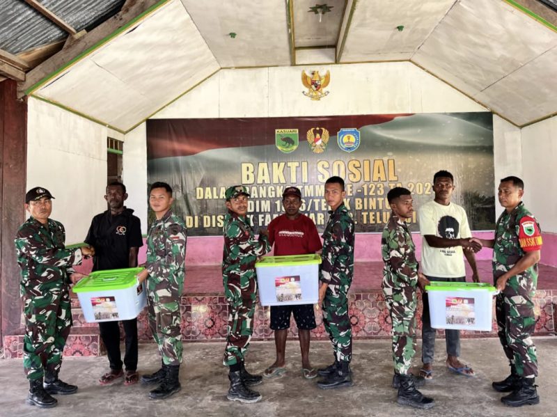 Satgas TMMD Ke-123 Kodim 1806/Teluk Bintuni membagikan paket sembako kepada warga Distrik Farfurwar, Papua Barat, dalam kegiatan bakti sosial, Minggu (16/3/2025).  