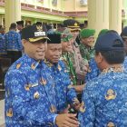 Bupati dan Wakil Bupati Teluk Bintuni berjabat tangan dengan Aparatur Sipil Negara (ASN) seusai apel gabungan yang digelar pada Senin, 17 Maret 2025. Kegiatan ini berlangsung dengan penuh keakraban sebagai wujud kebersamaan antara pimpinan daerah dan jajaran ASN dalam menjalankan tugas pemerintahan.
