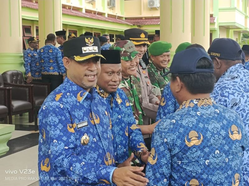 Bupati dan Wakil Bupati Teluk Bintuni berjabat tangan dengan Aparatur Sipil Negara (ASN) seusai apel gabungan yang digelar pada Senin, 17 Maret 2025. Kegiatan ini berlangsung dengan penuh keakraban sebagai wujud kebersamaan antara pimpinan daerah dan jajaran ASN dalam menjalankan tugas pemerintahan.
