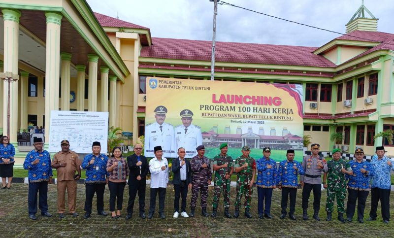 Pemerintah Kabupaten Teluk Bintuni menggelar apel gabungan dan deklarasi dukungan untuk 100 hari kerja Bupati dan Wakil Bupati, yang ditandai dengan penandatanganan pernyataan dukungan pada Senin (17/3).  