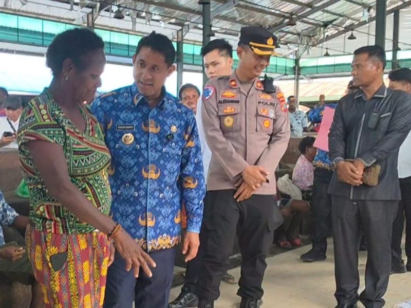 Tampak Bupati Teluk Bintuni sedang berbincang dengan salah satu pedagang di Pasar Mama-Mama Papua, yang berlokasi di Pasar Sentral Bintuni, pada 17 Maret 2025.  