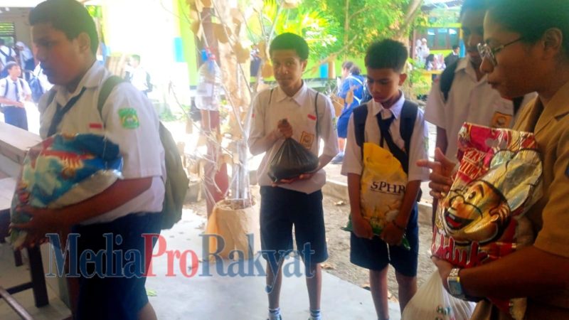 Terlihat, antusias siswa/i SMPN 2 membawa bahan pokok dari rumah masing-masing untuk dikumpulkan di ruang BK dan siap untuk dibagikan dalam bulan Ramadhan ini, Selasa(18/3/25)