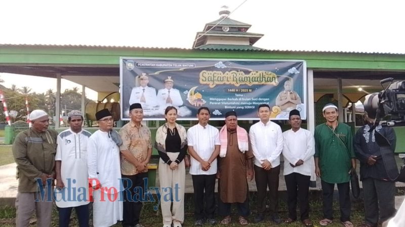 Tampak Bupati Teluk Bintuni, Yohanis Manibuy, didampingi Ny. Verawati Manibuy dan Forkopimda, berfoto bersama saat Safari Ramadan di Distrik Babo (18/3).  