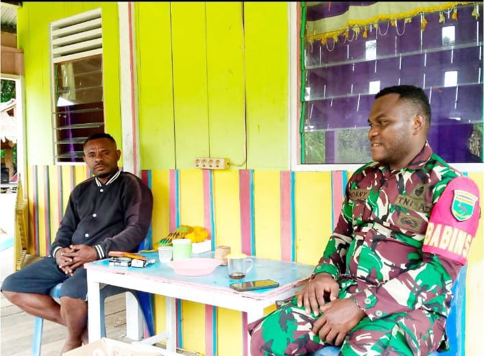 Anggota Satgas TMMD Ke-123 Kodim 1806/Teluk Bintuni, Serda Roni Mobilala, melaksanakan komunikasi sosial (Komsos) dengan warga Distrik Farfurwar, khususnya Bapa Sebastianus, di Kampung Fruwata, Kabupaten Teluk Bintuni, Papua Barat, pada Rabu, 19 Maret 2025. (Foto: Istimewa)  