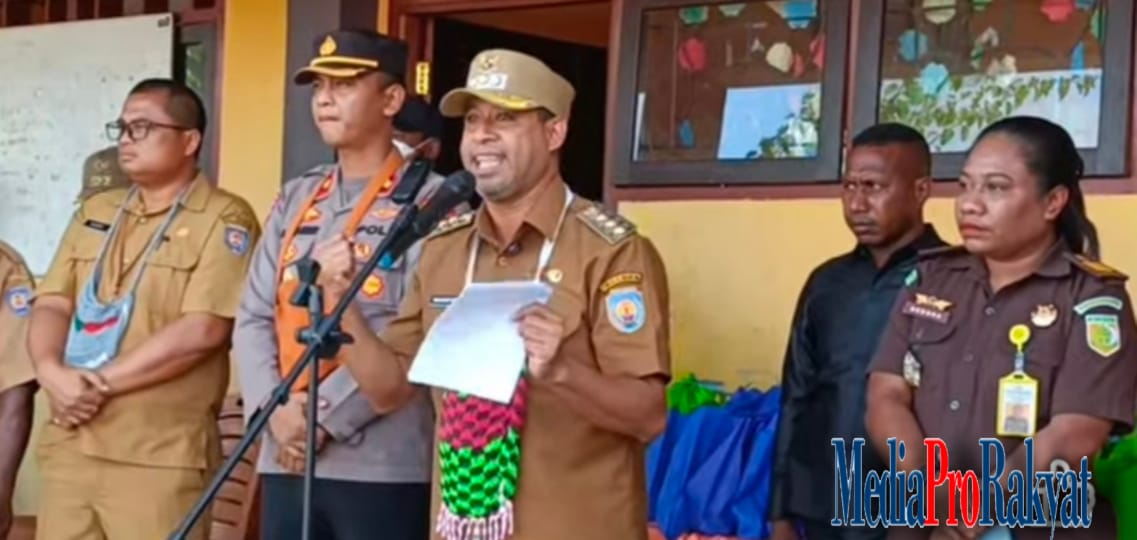Bupati Teluk Bintuni memberikan sambutan saat meresmikan Program Makan Bergizi Gratis dalam rangka mendukung program nasional.