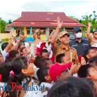 Bupati Teluk Bintuni tampak bergembira bersama para siswa sekolah dasar saat meluncurkan Program Makan Bergizi Gratis.  