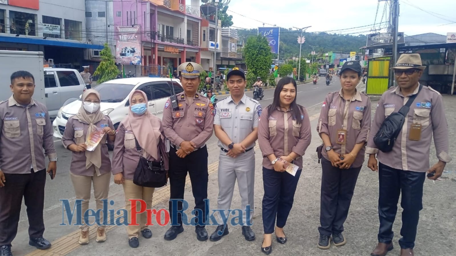 Kasubag Tata Usaha UPT Samsat Manokwari, Masda saat membagikan brosur sambil berbincang kepada pengendara motor,di Jl.H.Bauw, Manokwari.Rabu(19/3/25)