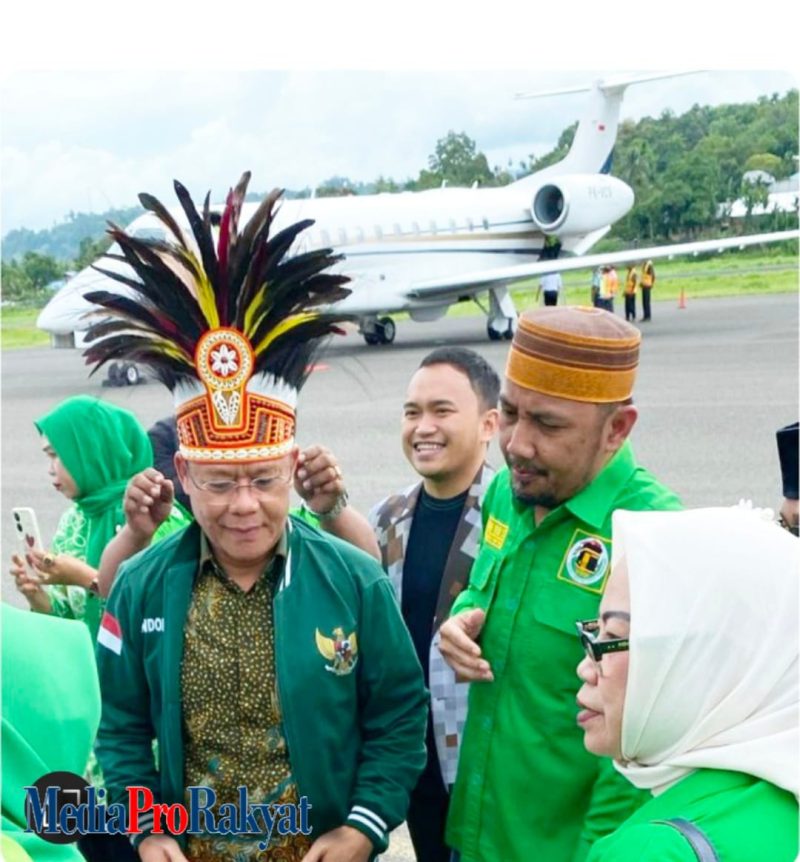 Plt. Ketum PPP, Muhamad Mardiono, tampak mengenakan mahkota Papua saat tiba di Bandara Rendani, Manokwari, pada Rabu (19/3). Ia disambut oleh Ketua DPW PPP Papua Barat, Yasman Yasir, yang mengenakan peci, serta para kader PPP lainnya.  