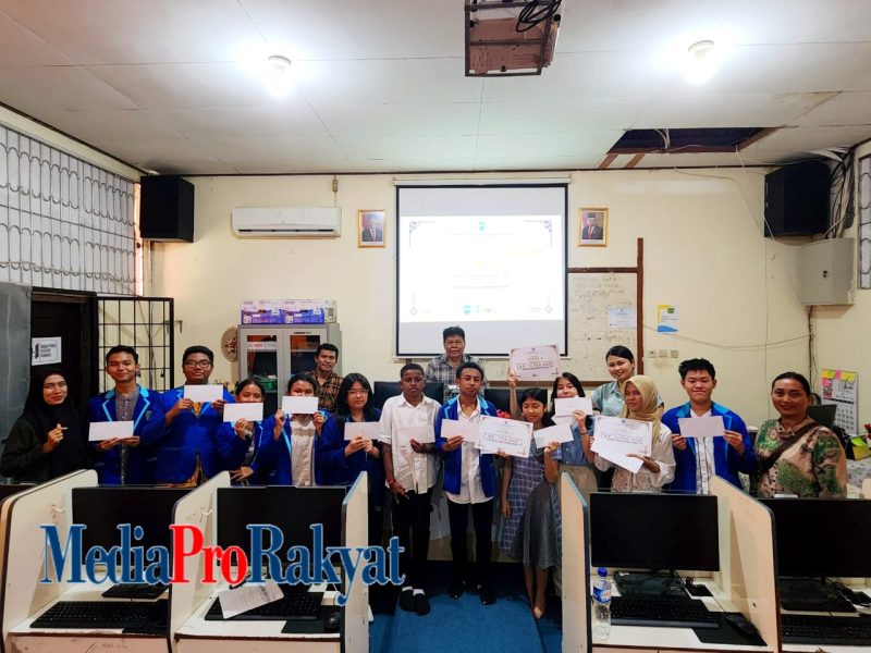 Foto bersama para Guru pembimbing SMPN 2 Manokwari beserta peserta didik yang berprestasi dan orang tua, Kamis(20/3/25)