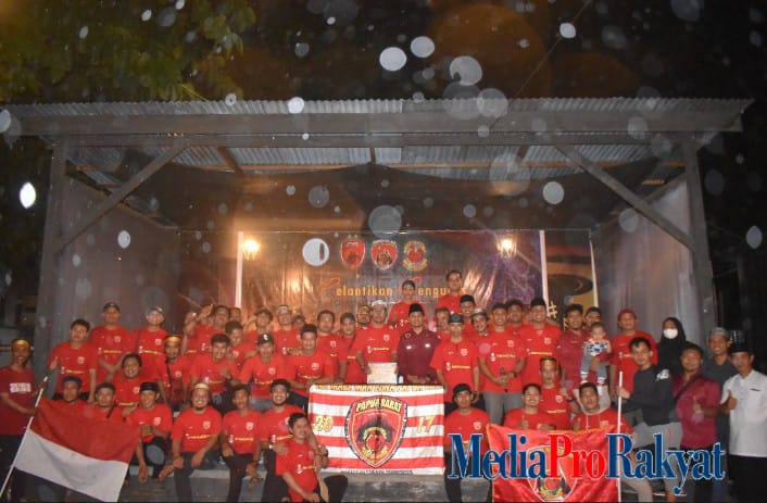 Komunitas suporter PSM Makassar, The Maczman, kini memiliki Koordinator Wilayah (Korwil) di Kabupaten Teluk Bintuni, Papua Barat. Pelantikan pengurus berlangsung di Kampung Cafe Coffolice pada Kamis malam (20/03/2025), menandai ekspansi dukungan bagi PSM Makassar di wilayah timur Indonesia.
