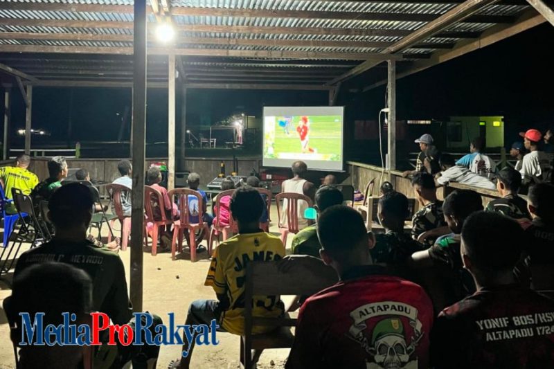 Satgas TMMD Ke-123 Kodim 1806/Teluk Bintuni menggelar nonton bareng (nobar) pertandingan sepak bola di Kampung Fruwata, Distrik Farfurwar. Acara ini menyajikan laga Kualifikasi Piala Dunia 2026 zona Asia antara Australia dan Indonesia, yang berlangsung di Sydney Football Stadium pada Kamis (20/3/2025).
