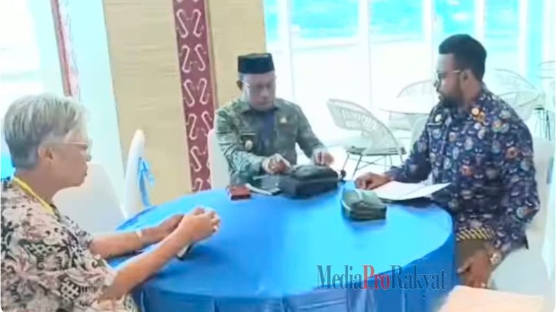 Wakil Bupati Teluk Bintuni, Joko Lingara, didampingi Kepala BPKAD Teluk Bintuni, Laras Nuryani, serta staf Wakil Bupati Teluk Bintuni, menghadiri Rapat Umum Pemegang Saham (RUPS) Bank Papua yang berlangsung di Aula Lukmen, Kantor Gubernur Papua, pada Kamis (20/3/2025).  