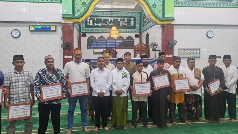 Bupati Teluk Bintuni, Yohanis Manibuy, S.E., M.H., bersama Wakil Bupati Joko Lingara, melaksanakan Safari Ramadhan 1446 H di Masjid Al Munawwarah, Bintuni Barat, pada Sabtu (22/03/2025). Dalam kesempatan tersebut, Bupati menyerahkan bantuan dana hibah kepada masing-masing takmir masjid.  