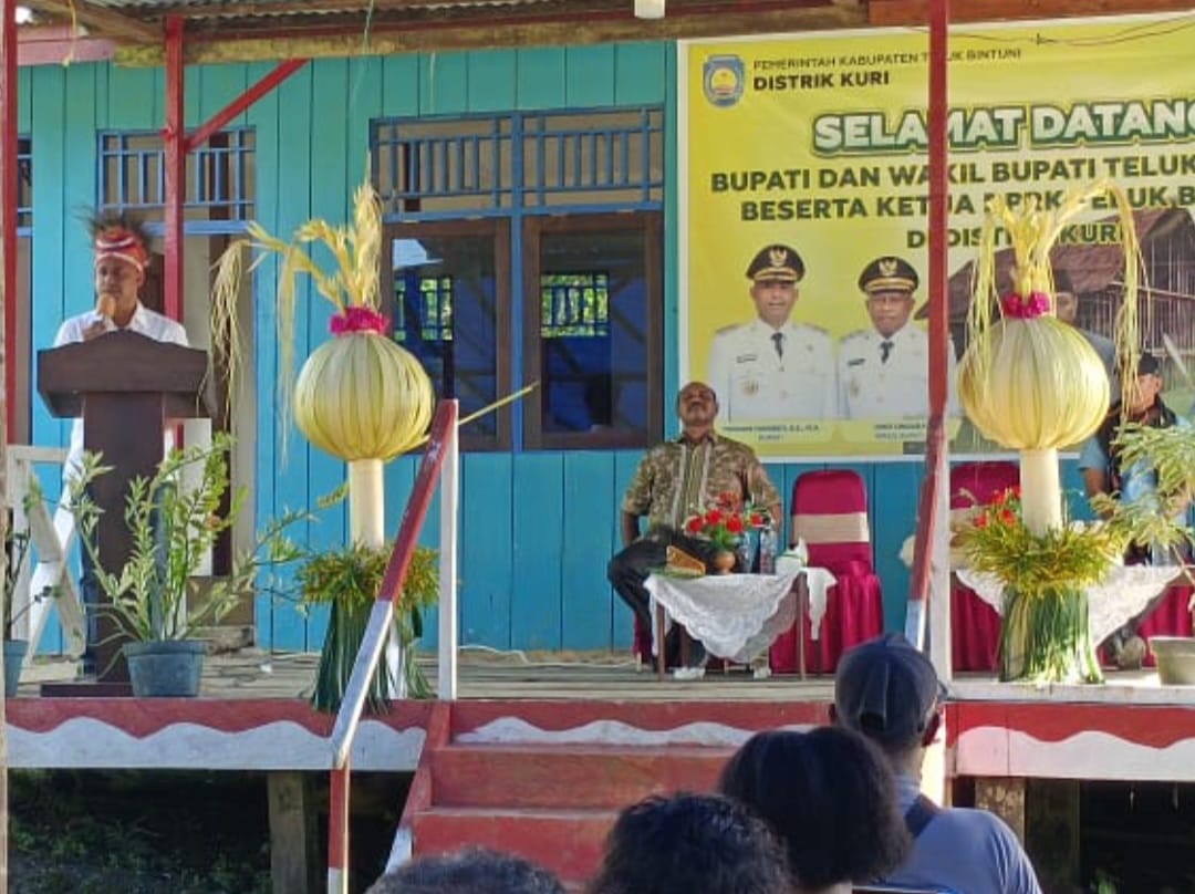 Bupati Teluk Bintuni, Yohanis Manibui, menyampaikan sambutan kepada masyarakat di Distrik Kuri pada Sabtu (23/3/2025).