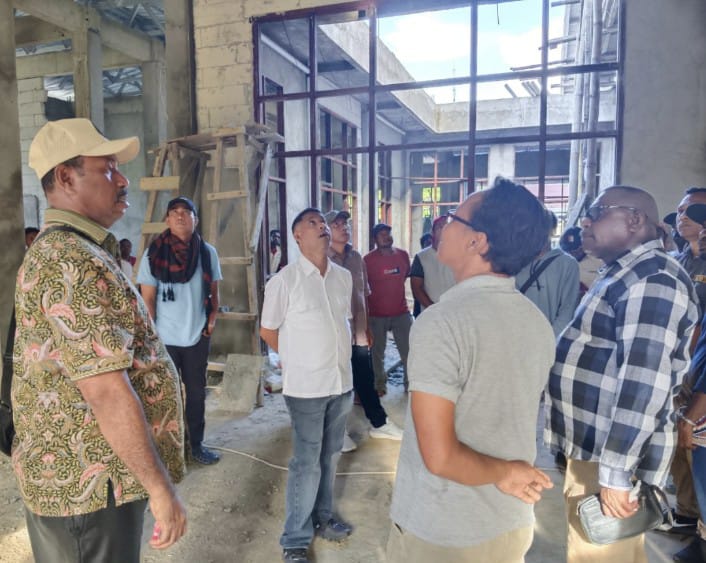 Bupati Teluk Bintuni, Yohanis Manibuy, bersama Ketua DPRK Teluk Bintuni, Romilus Tatuta, Kepala Dinas Kesehatan Teluk Bintuni, Frangky D. Mobilala, serta rombongan meninjau pembangunan Puskesmas di Distrik Kuri pada 23 Maret 2025.  
