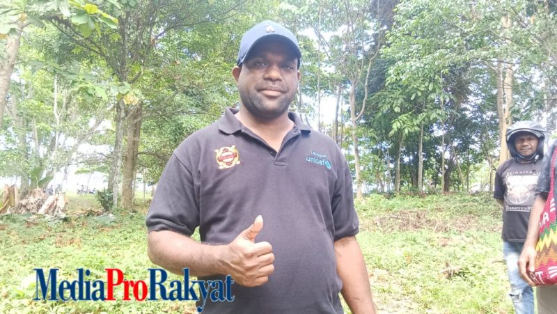 Keterangan Gambar:
Anggota Dewan Perwakilan Daerah (DPD) Republik Indonesia (RI) dari Daerah Pemilihan (Dapil) Papua Barat, Lamek Dowansiba, Amd.Par., resmi menjadi anggota Komite 1 DPD RI untuk Tahun Sidang 2024-2025. Ia akan membidangi otonomi daerah, hubungan pusat dan daerah, serta pembentukan, pemekaran, dan penggabungan daerah.  Foto: Julianus Surabut (MPR)  