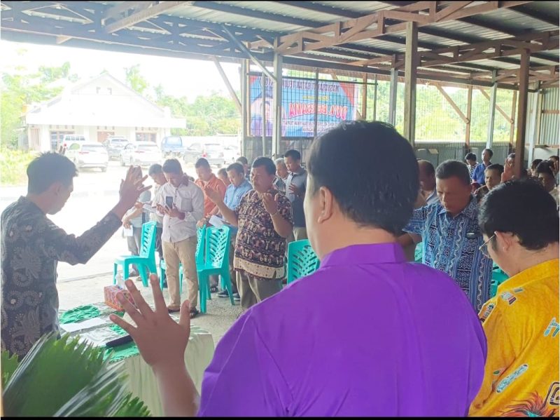 Masyarakat Batak di Teluk Bintuni menggelar doa bersama dalam rangka pencarian mantan Kasat Reskrim Polres Teluk Bintuni, Iptu Tomi Samuel Marbun, pada Rabu (26/3/2025). Doa bersama ini dipimpin oleh lima pendeta dan dihadiri oleh berbagai elemen masyarakat yang turut memberikan dukungan. Acara ini diadakan sebagai bentuk solidaritas dan harapan agar pencarian Iptu Tomi Samuel Marbun dapat segera membuahkan hasil.
