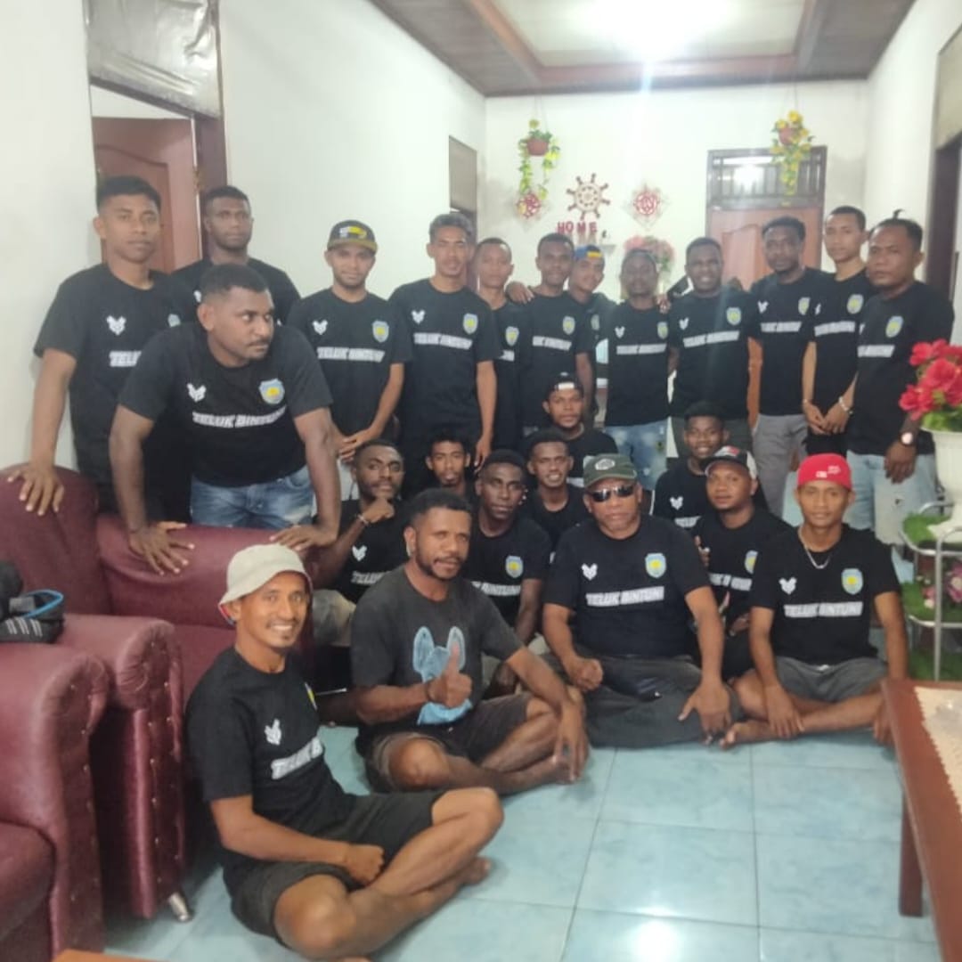 Foto Bersama Pengurus dan Pemain Putra Telbin FC