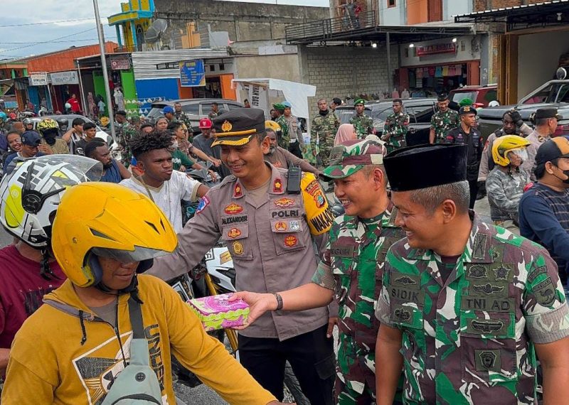 Dalam gambar terlihat Dan Brigif 26 GP, Kolonel Inf. Sidik Wiyono S.H.M., M.Tr (Han); Dandim 1806/TB, Letkol Inf. Teguh Eko Efendi S.E.; serta Wakapolres Teluk Bintuni, Kompol Alexander Putra S.I.K., tengah membagikan takjil kepada pengguna jalan pada Kamis (27/3/2025).  