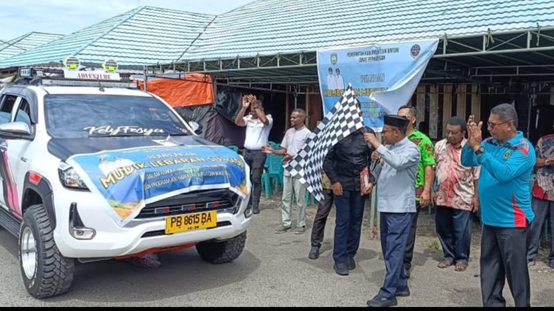 Dengan mengangkat bendera hitam putih, Wakil Bupati Teluk Bintuni secara resmi melepas para pemudik jalur darat di Pasar Sentral Bintuni pada Jumat (28/3/2025).  