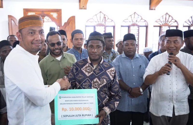 Wakil Ketua II DPRK Teluk Bintuni, Yasman Yasir, turut menyerahkan bantuan dana hibah kepada masjid di Distrik Tomu dalam kunjungan Bupati dan Wakil Bupati Teluk Bintuni dalam rangka program 100 hari kerja. (Gambar: Istimewa)  