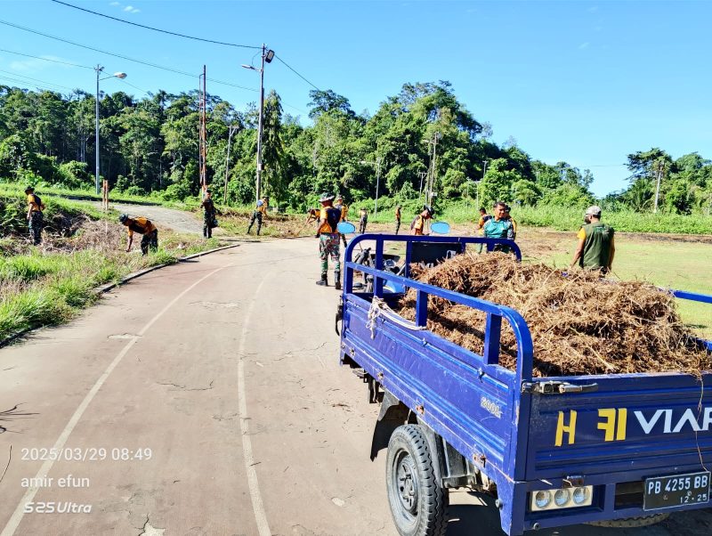 PHBI Teluk Bintuni Bersama Warga dan TNI Gelar Kerja Bakti Sambut Idul Fitri