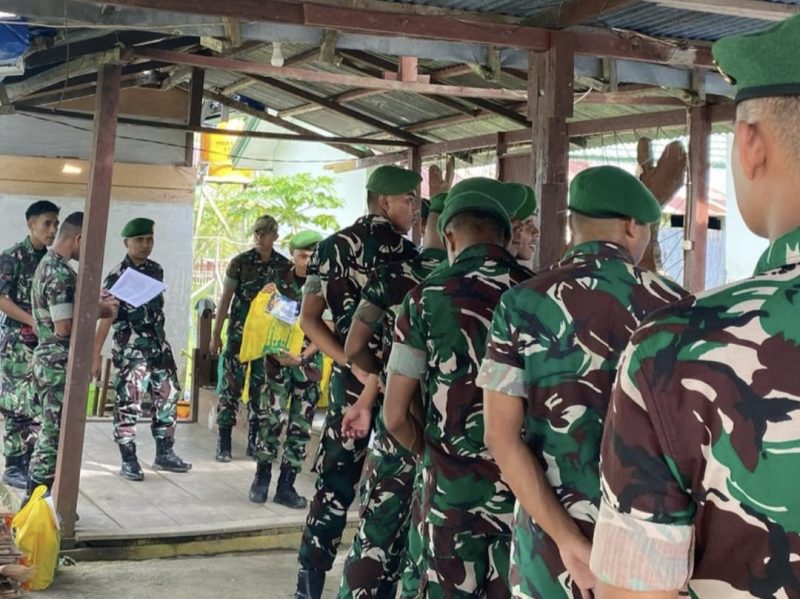 Para prajurit secara bergilir antre menerima parsel Lebaran dari Komandan Batalyon Infanteri 763/SBA, Mayor Inf Eko Novandy Saputro, S.I.P., di Markas Batalyon Infanteri 763/SBA. Suasana hangat dan penuh kebersamaan terasa menjelang Hari Raya Idulfitri 1445 H, Sabtu (29/3/2025).  